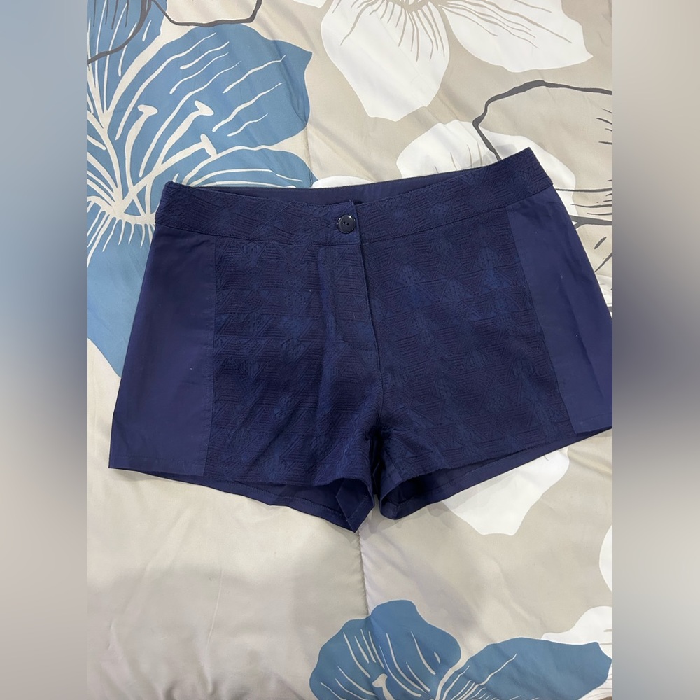 💥PRICE⬇️ ALYA • Embossed Navy Blue Design Shorts • size L